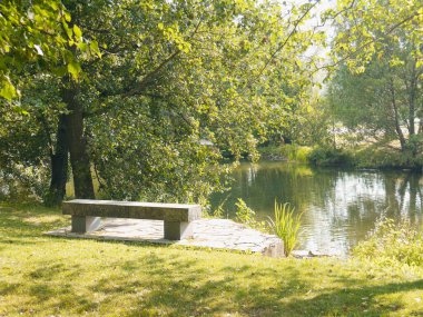 Lahti 'deki Pikku Vesijarvi Parkı' ndaki bank.