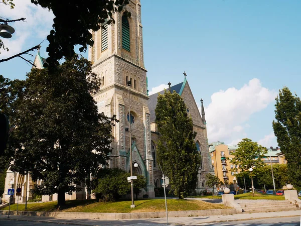 Iglesia Protestante Estocolmo Entre Los Árboles Con Fondo Azul Del — Foto de Stock