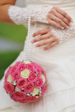 pembe ve beyaz çiçekler buket düğün