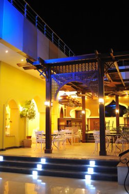 Masaları ve sandalyeleri olan eski moda kafe terası.