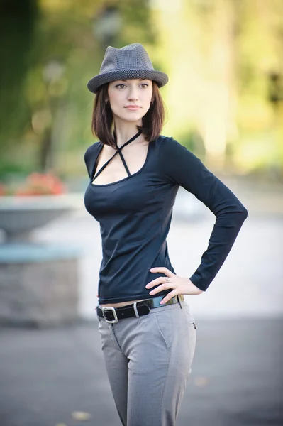 La hermosa chica con un sombrero en la calle — Foto de Stock