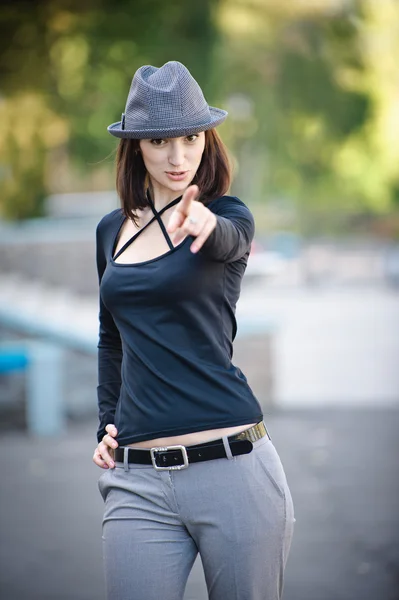 La hermosa chica con un sombrero en la calle — Foto de Stock
