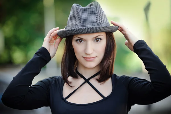 Piękna dziewczyna w kapeluszu na ulicy — Zdjęcie stockowe