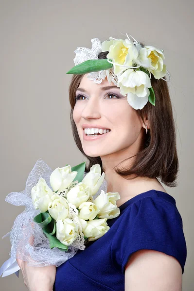 Mooie jonge vrouw met bloem — Stockfoto