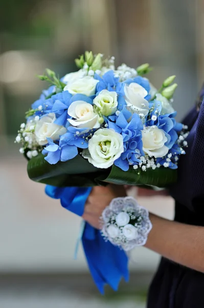 Güzel mavi ve beyaz taze çiçekler düğün buketi
