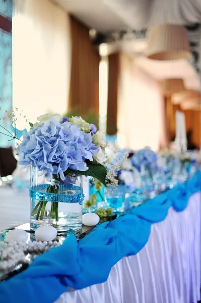 Bruiloft tabellen instellen voor lekker eten of een ander catered evenement — Stockfoto