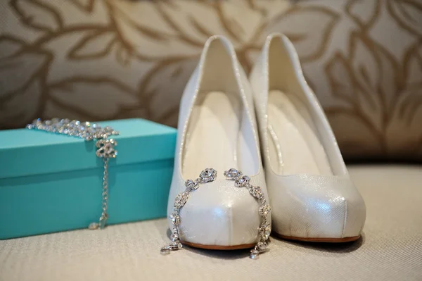 Scarpe da sposa e orecchini sposa — Foto Stock