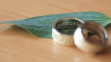 Alyans ve masada yeşil yaprak