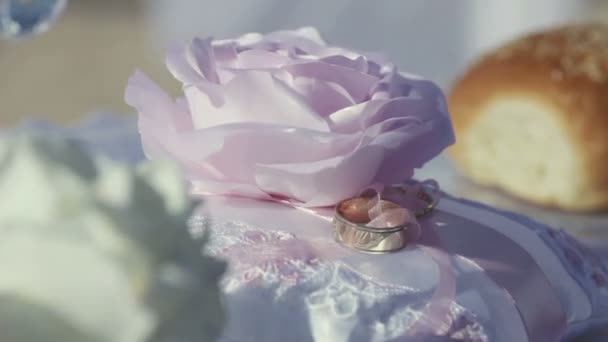 Wedding rings with flowers — Stock Video