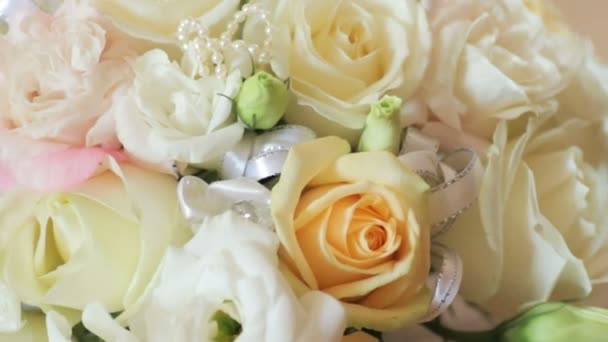 Bouquet da sposa con rose bianche e gialle — Video Stock