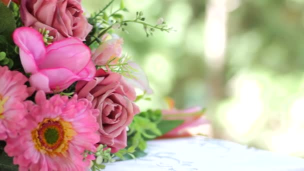 Bouquet da sposa su tavola — Video Stock