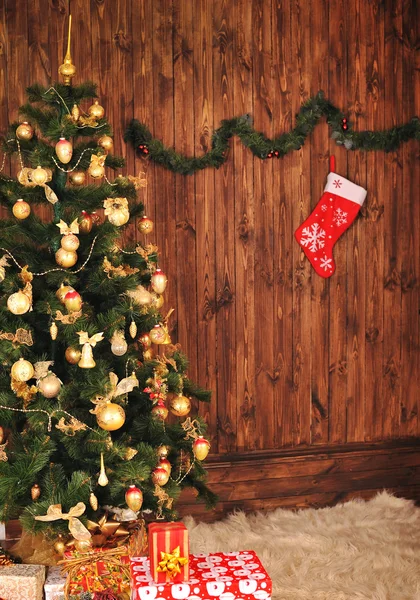 Julgran med dekoration på en träskiva — Stockfoto