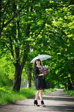 leylak ve Ajur şemsiye parkta kızla