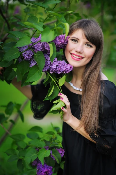 Girl with lilac in the park — Stock Photo, Image