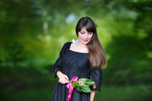 Menina com lilás no parque — Fotografia de Stock