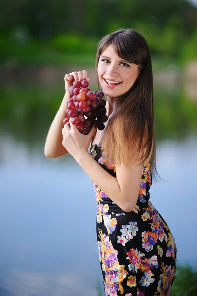 Belle jeune femme au raisin — Photo