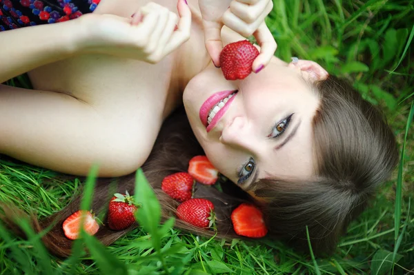 Menina morena bonita com morango — Fotografia de Stock