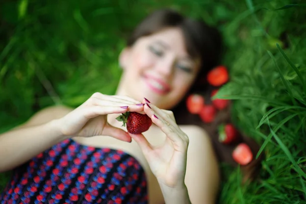 Menina morena bonita com morango — Fotografia de Stock