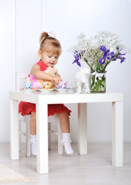 küçük bir kız bebek ve yemekleri ile çalış