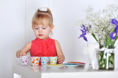 küçük bir kız yemekleri ile oynuyor