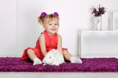 küçük kız ve beyaz tavşan gülümseyen