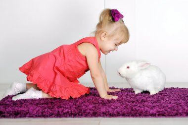 küçük kız ve beyaz tavşan gülümseyen