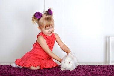 küçük kız ve beyaz tavşan gülümseyen