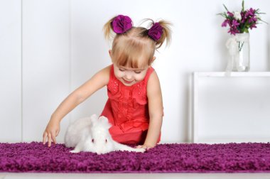 küçük kız ve beyaz tavşan gülümseyen