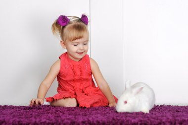 küçük kız ve beyaz tavşan gülümseyen
