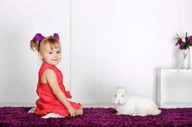 küçük kız ve beyaz tavşan gülümseyen