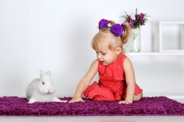 küçük kız ve beyaz tavşan gülümseyen