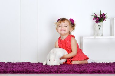 küçük kız ve beyaz tavşan gülümseyen