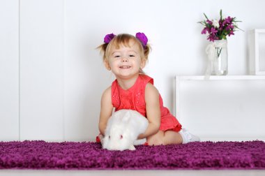 küçük kız ve beyaz tavşan gülümseyen