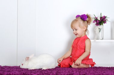 küçük kız ve beyaz tavşan gülümseyen