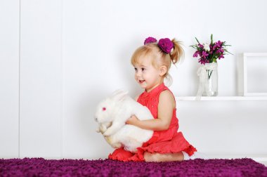 küçük kız ve beyaz tavşan gülümseyen