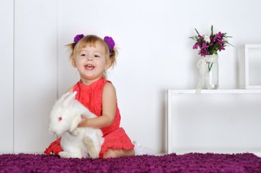 küçük kız ve beyaz tavşan gülümseyen