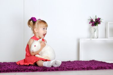 küçük kız ve beyaz tavşan gülümseyen