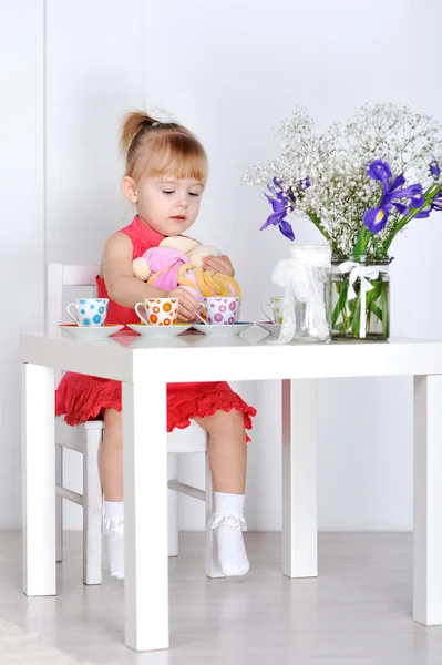 Küçük bir kız bebek ve yemekleri ile çalış — Stok fotoğraf