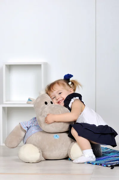 Bambina con ippopotam — Foto Stock