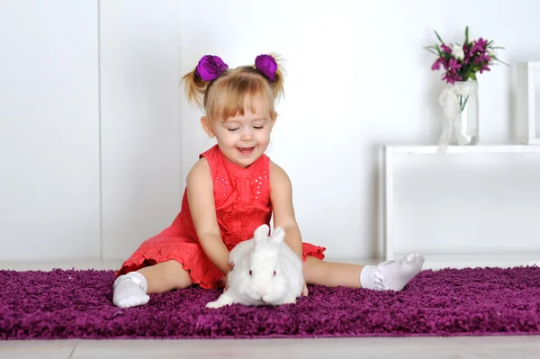 Glimlachend klein meisje en wit konijn — Stockfoto