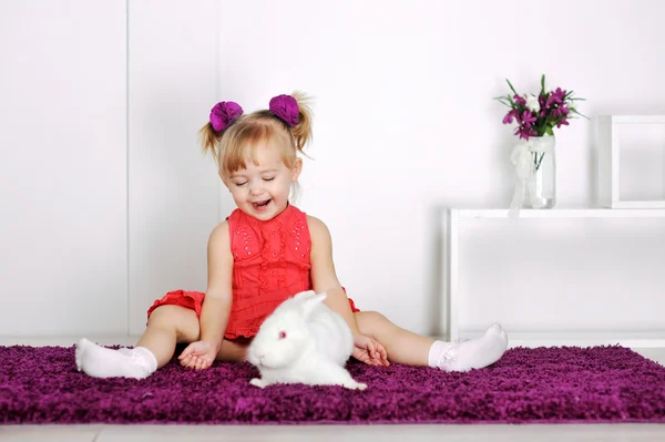 Glimlachend klein meisje en wit konijn — Stockfoto