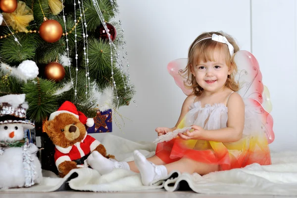 Niña en un abeto de Navidad — Foto de Stock