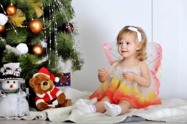 Petite fille à un sapin de Noël — Photo