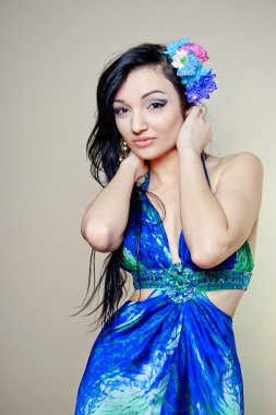 güzel bir genç kadın saç renkli çiçeklerle