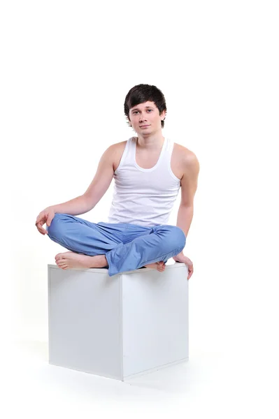 큐브-흰색 배경 위에 절연에 앉아 남자 — 스톡 사진