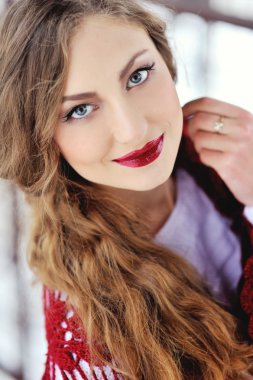 Kış sarışın kadın portresi. güzel moda model parlak Fularlı Kız