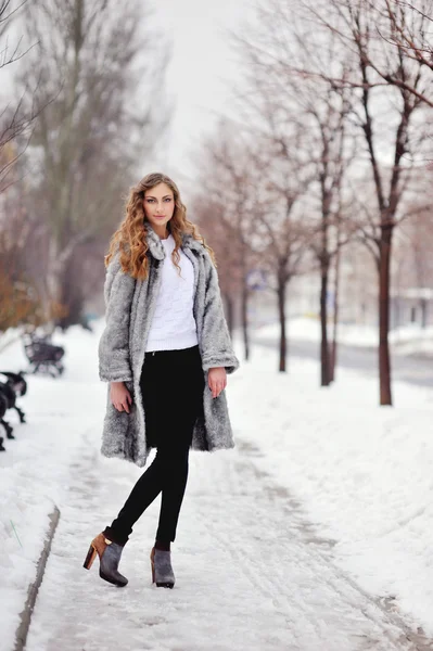 Woman in fur coat in the winter park — Stock Photo, Image