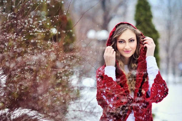 Bonne fille souriante en hiver — Photo