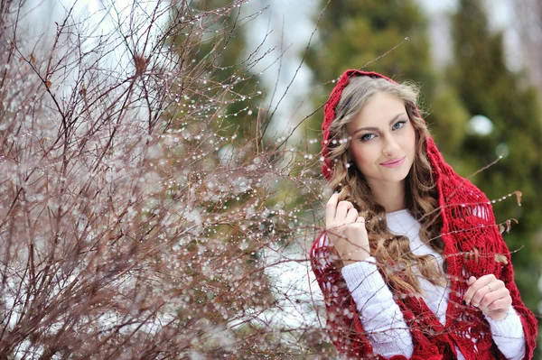 Счастливая улыбающаяся девушка зимой — стоковое фото