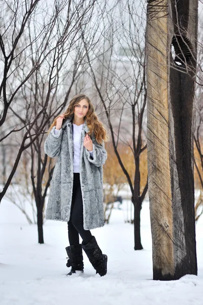 Vrouw in bontjas in de winter park — Stockfoto